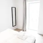 Spacious And Cool 2-Bed By The Harbour