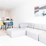 Spacious And Cool 2-Bed By The Harbour