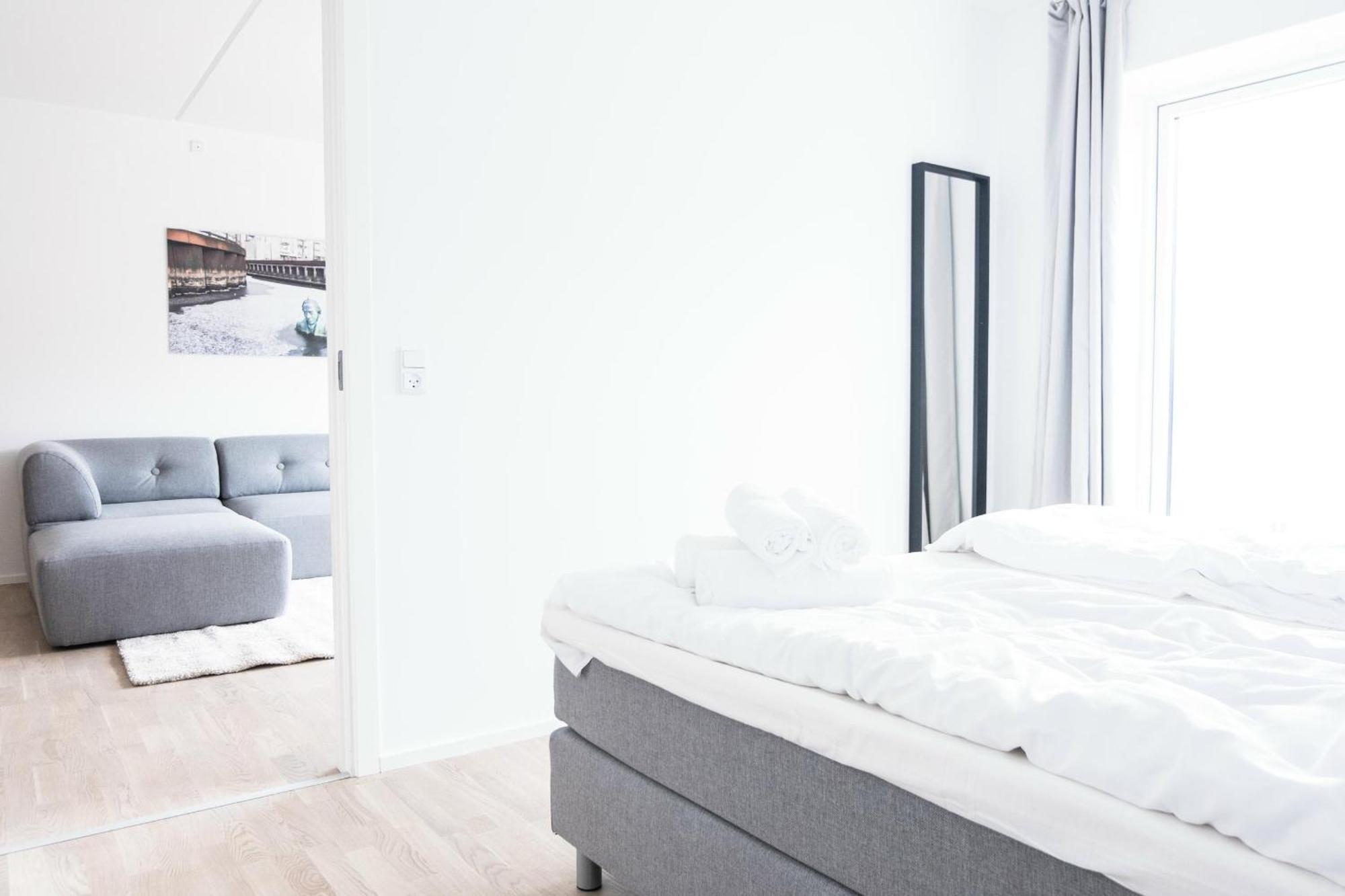 Spacious And Cool 2-bed By The Harbour *